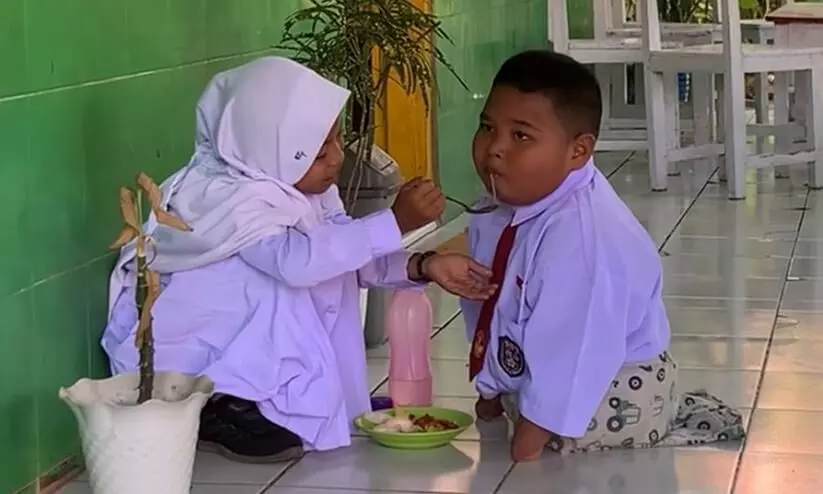 Little Indonesian Girl Goes Viral for Lovingly Sharing