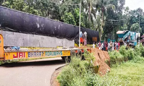 ക്ര​ഷ​ർ യൂ​നി​റ്റി​ലേ​ക്ക് യ​ന്ത്ര​വു​മാ​യി വ​ന്ന ലോ​റി റോ​ഡി​ൽ കു​ടു​ങ്ങി
