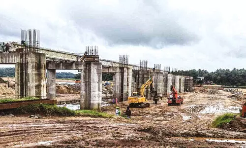 കു​മ്പി​ടി കാ​ങ്ക​പ്പു​ഴ റെ​ഗു​ലേ​റ്റ​ര്‍ കം ​ബ്രി​ഡ്ജ്; ബീ​മു​ക​ള്‍ സ്ഥാ​പി​ക്കാ​ൻ തു​ട​ങ്ങി