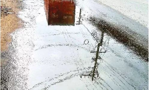 മ​ലി​ന​ജ​ലം റോ​ഡി​ലേ​ക്ക്; കാ​ൽ​ന​ട​ക്കാ​ർ​ക്ക് ദു​രി​തം