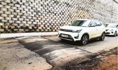 ഇ​ടി​മു​ഴി​ക്ക​ലി​ൽ സ​ർ​വി​സ് റോ​ഡു​ക​ളി​ൽ ഹ​മ്പു​ക​ൾ സ്ഥാ​പി​ച്ചു