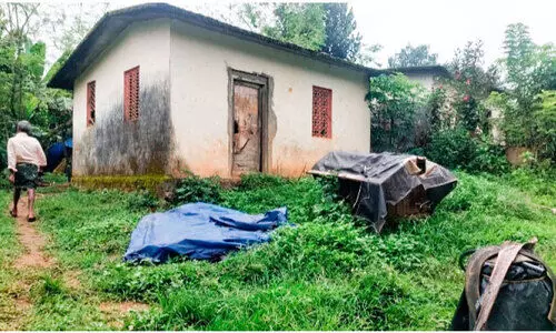 ചോർന്നൊലിക്കുന്ന വീടുകളിൽ 20ഓളം കുടുംബങ്ങൾ ചോർന്നൊലിക്കുന്ന വീടുകളിൽ 20ഓളം കുടുംബങ്ങൾ