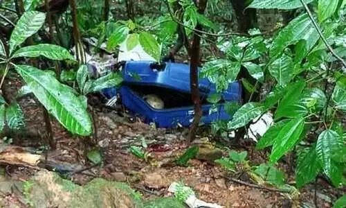 19 വയസുളള യുവതിയുടെ മൃതദേഹം പെട്ടിയിൽ നാല് കഷണങ്ങളാക്കി ഉപേക്ഷിച്ച നിലയിൽ; തലശേരി–കുടക് അന്തർസംസ്ഥാന പാതയിലാണ് സംഭവം