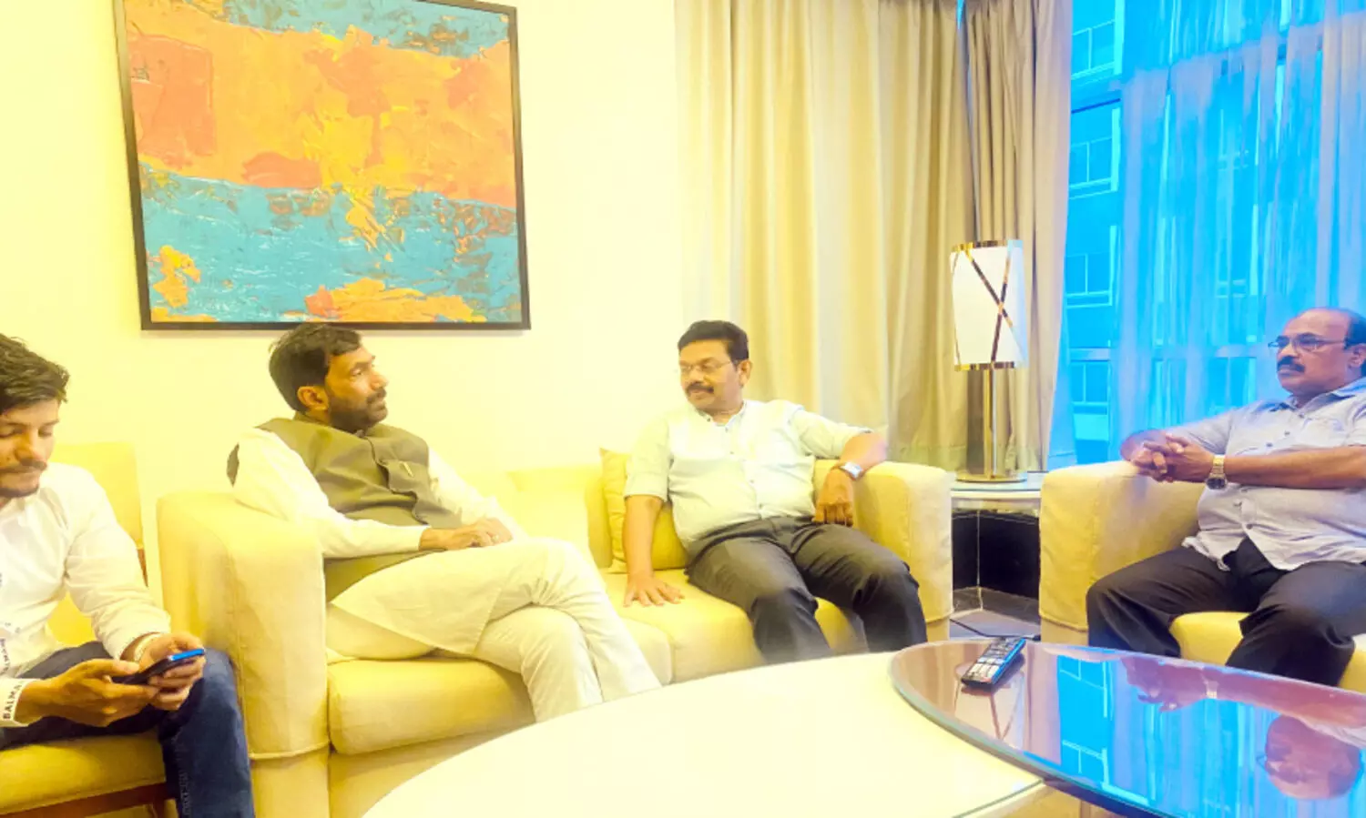 ക​ർ​ണാ​ട​ക ചീ​ഫ്‌ വി​പ്പു​മാ​യി ഒ.​ഐ.​സി.​സി നേ​താ​ക്ക​ൾ കൂ​ടി​ക്കാ​ഴ്ച ന​ട​ത്തി