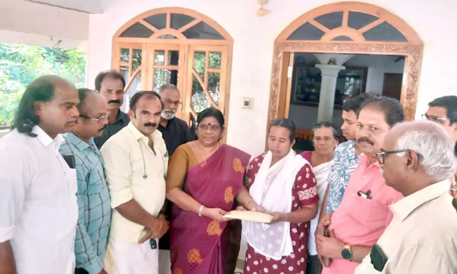 ന​വ​യു​ഗം സ​നു മ​ഠ​ത്തി​ൽ കു​ടും​ബ​സ​ഹാ​യ ഫ​ണ്ട് കൈ​മാ​റി