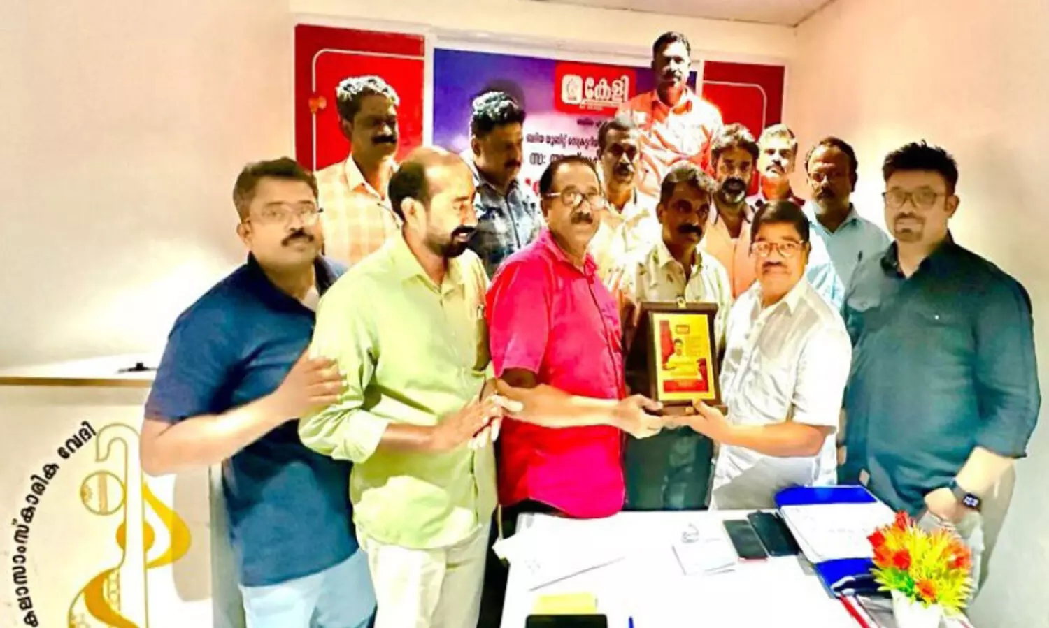 അ​ഫ്സ​ൽ നി​സാ​റി​ന് കേ​ളി യാ​ത്ര​യ​യ​പ്പ് ന​ൽ​കി