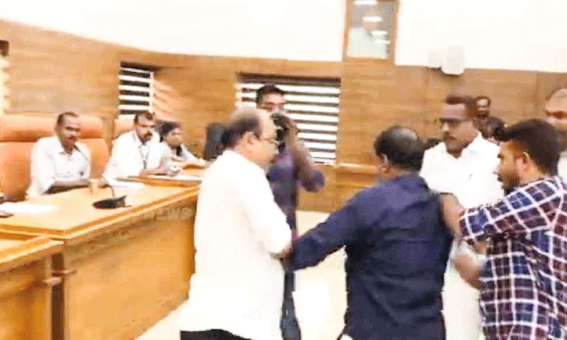 വൈദ്യുതി മോഷണം; പെരിന്തൽമണ്ണ നഗരസഭ കൗൺസിലിൽ കൈയാങ്കളി വൈദ്യുതി മോഷണം; പെരിന്തൽമണ്ണ നഗരസഭ കൗൺസിലിൽ കൈയാങ്കളി