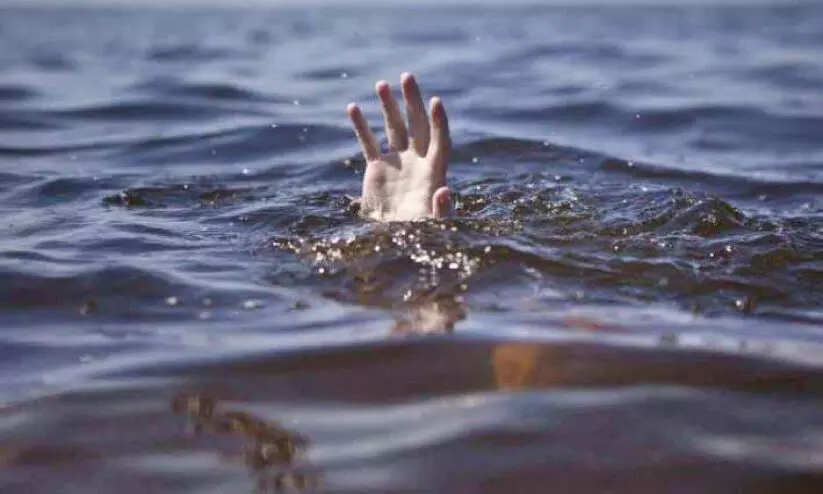 സഞ്ചാരബോട്ട് മുങ്ങി: അപകടത്തിലായവരെ രക്ഷപ്പെടുത്തി സ്വദേശി യുവാവ് സഞ്ചാരബോട്ട് മുങ്ങി: അപകടത്തിലായവരെ രക്ഷപ്പെടുത്തി സ്വദേശി യുവാവ്