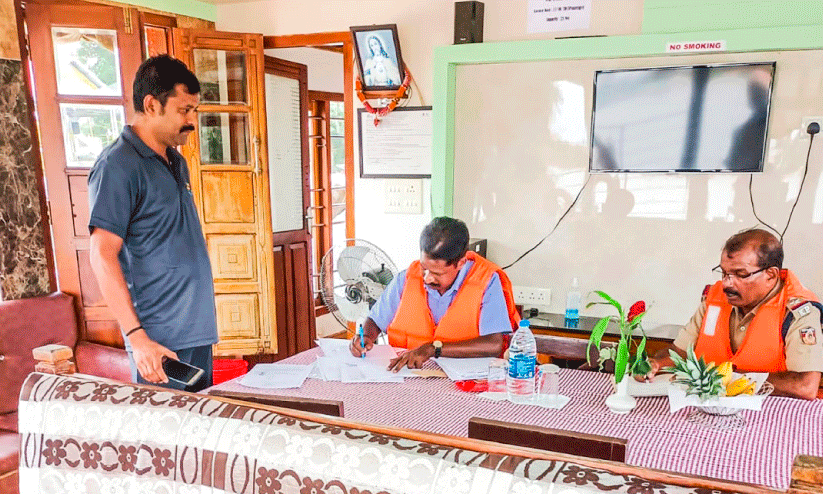 അനധികൃത സർവിസ് ഹൗസ് ബോട്ട് പിടിച്ചെടുത്തു; 11 എണ്ണത്തിന് പിഴ അനധികൃത സർവിസ് ഹൗസ് ബോട്ട് പിടിച്ചെടുത്തു; 11 എണ്ണത്തിന് പിഴ