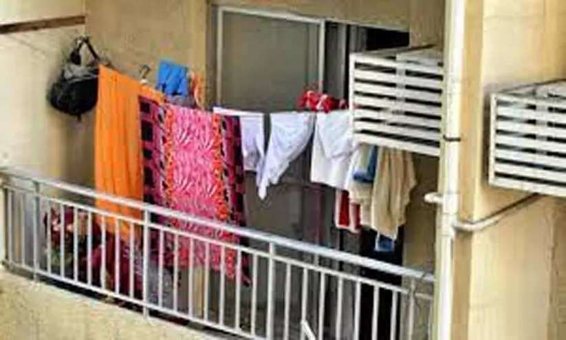 ബാൽക്കണികളിൽ വസ്ത്രങ്ങൾ ഉണക്കാനിടരുതെന്ന് സൗദി ഭവന മന്ത്രാലയം ബാൽക്കണികളിൽ വസ്ത്രങ്ങൾ ഉണക്കാനിടരുതെന്ന് സൗദി ഭവന മന്ത്രാലയം