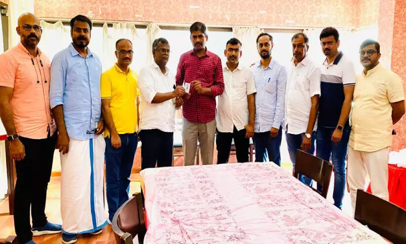 ഒ.​ഐ.​സി.​സി പാ​ല​ക്കാ​ട്‌ ജി​ല്ല ക​മ്മി​റ്റി അം​ഗ​ത്വ കാ​ർ​ഡ് വി​ത​ര​ണം ചെ​യ്തു