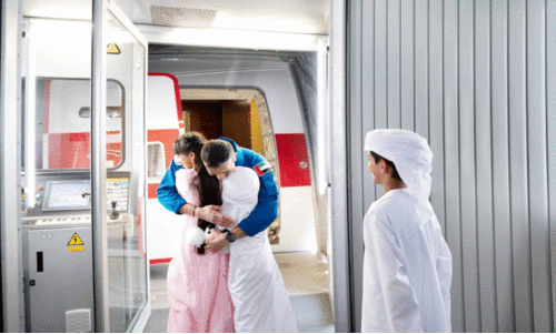 നി​യാ​ദി​യെ വ​ര​വേ​റ്റ​ത്    പി​താ​വും മ​ക്ക​ളും ചേ​ർ​ന്ന്