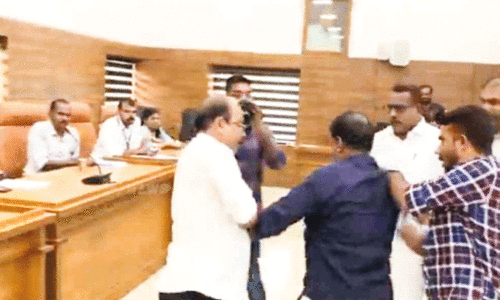 വൈദ്യുതി മോഷണം; പെരിന്തൽമണ്ണ നഗരസഭ കൗൺസിലിൽ കൈയാങ്കളി