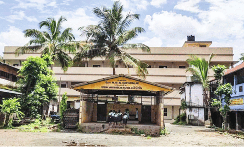 വാണിയമ്പലം ഹൈസ്കൂൾ കെട്ടിടത്തിന് പഞ്ചായത്ത് പ്രവർത്തനാനുമതി നൽകുന്നില്ലെന്ന് പരാതി