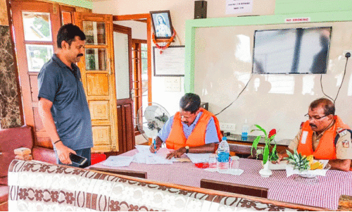 അനധികൃത സർവിസ്​  ഹൗസ്​ ബോട്ട്​ പിടിച്ചെടുത്തു; 11 ​എണ്ണത്തിന്​ പിഴ