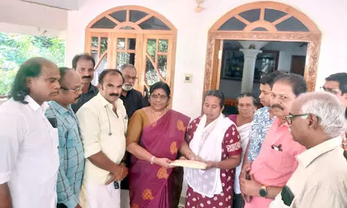 ന​വ​യു​ഗം സ​നു മ​ഠ​ത്തി​ൽ കു​ടും​ബ​സ​ഹാ​യ ഫ​ണ്ട് കൈ​മാ​റി