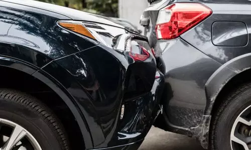 വാഹനങ്ങൾ തമ്മിൽ ഉരസി, സൂക്ഷിച്ച് വണ്ടിയോടിക്കണമെന്ന് പറഞ്ഞ പൊലീസുകാരനെ യുവതിയടക്കം മൂന്നു പേർ ക്രൂരമായി മർദിച്ചു