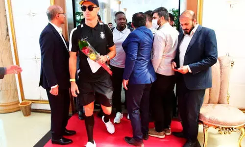 ഇറാനിലെത്തിയ ക്രിസ്റ്റ്യാനോയെ ‘വളഞ്ഞ്’ ആരാധകക്കൂട്ടം; നിശ്ചലമായി തെഹ്റാൻ -വിഡിയോ വൈറൽ ഇറാനിലെത്തിയ ക്രിസ്റ്റ്യാനോയെ ‘വളഞ്ഞ്’ ആരാധകക്കൂട്ടം; നിശ്ചലമായി തെഹ്റാൻ -വിഡിയോ വൈറൽ