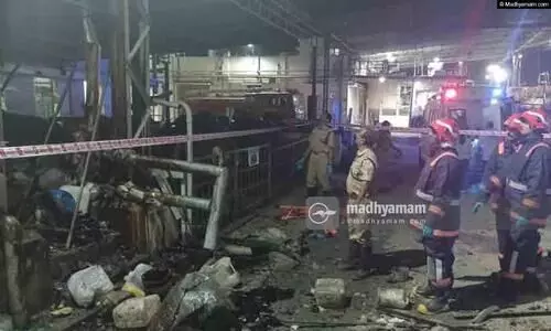 കൊച്ചിയിൽ നീറ്റ ജലാറ്റിൻ കമ്പനിയിൽ പൊട്ടിത്തെറി; ഒരാൾ മരിച്ചു, നാല് പേർക്ക് പരിക്കേറ്റു