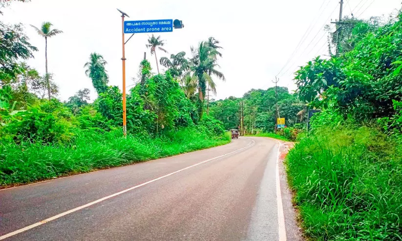ഐരാറ്റുനടയിൽ അപകടങ്ങൾ തുടർക്കഥ; റോഡരികുകൾ കാടുമൂടി ഐരാറ്റുനടയിൽ അപകടങ്ങൾ തുടർക്കഥ; റോഡരികുകൾ കാടുമൂടി