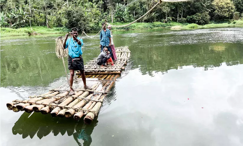 ആലടി-പെരിക്കണ്ണി നിവാസികൾക്ക് പെരിയാർ കുറുകെ കടക്കാൻ ആശ്രയം മുളംചങ്ങാടം ആലടി-പെരിക്കണ്ണി നിവാസികൾക്ക് പെരിയാർ കുറുകെ കടക്കാൻ ആശ്രയം മുളംചങ്ങാടം