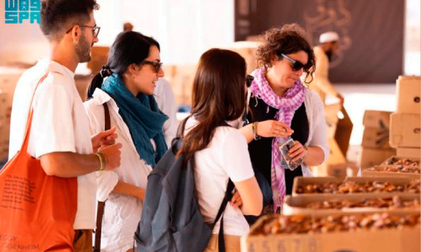 വി​ദേ​ശ സ​ഞ്ചാ​രി​ക​ളെ ആ​ക​ർ​ഷി​ച്ച്​ അ​ൽ​ഉ​ല​യി​ലെ ഈ​ത്ത​പ്പ​ഴ ലേ​ലം