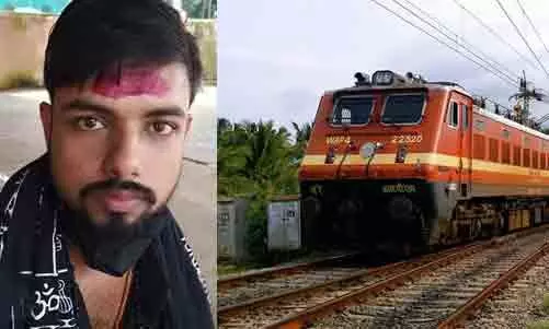 കാവിക്കൊടിയുമായി ട്രെയിനിന് മുന്നിൽ; ഫറോക്കിൽ യുവാവ് അറസ്റ്റിൽ, അന്വേഷണം ആരംഭിച്ചു