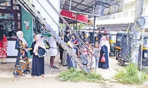 കോ​ട്ട​പ്പ​ള്ള​യി​ൽ ബ​സ് കാ​ത്തി​രി​പ്പ് കേ​ന്ദ്ര​മി​ല്ല; യാ​ത്ര​ക്കാ​ർ ദു​രി​ത​ത്തി​ൽ