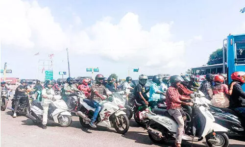 മഴയത്തും വെയിലത്തും മാറാത്ത കാത്തുനിൽപ് മഴയത്തും വെയിലത്തും മാറാത്ത കാത്തുനിൽപ്