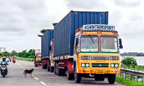 കണ്ടെയ്നർ റോഡിൽ കണ്ണടഞ്ഞ ജീവിതങ്ങൾ കണ്ടെയ്നർ റോഡിൽ കണ്ണടഞ്ഞ ജീവിതങ്ങൾ