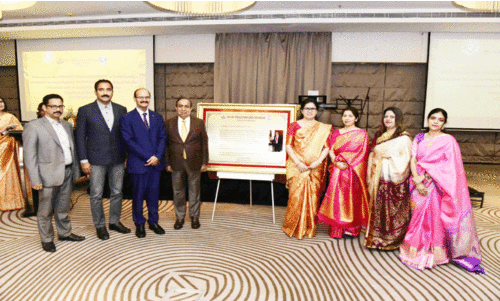 ന്യൂ ​മി​ല്ലേ​നി​യം സ്‌​കൂ​ൾ ജീ​വ​ന​ക്കാ​രെ ആ​ദ​രി​ച്ചു