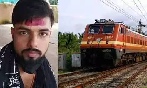 കാവിക്കൊടിയുമായി ട്രെയിനിന് മുന്നിൽ; ഫറോക്കിൽ യുവാവ് അറസ്റ്റിൽ, അന്വേഷണം ആരംഭിച്ചു