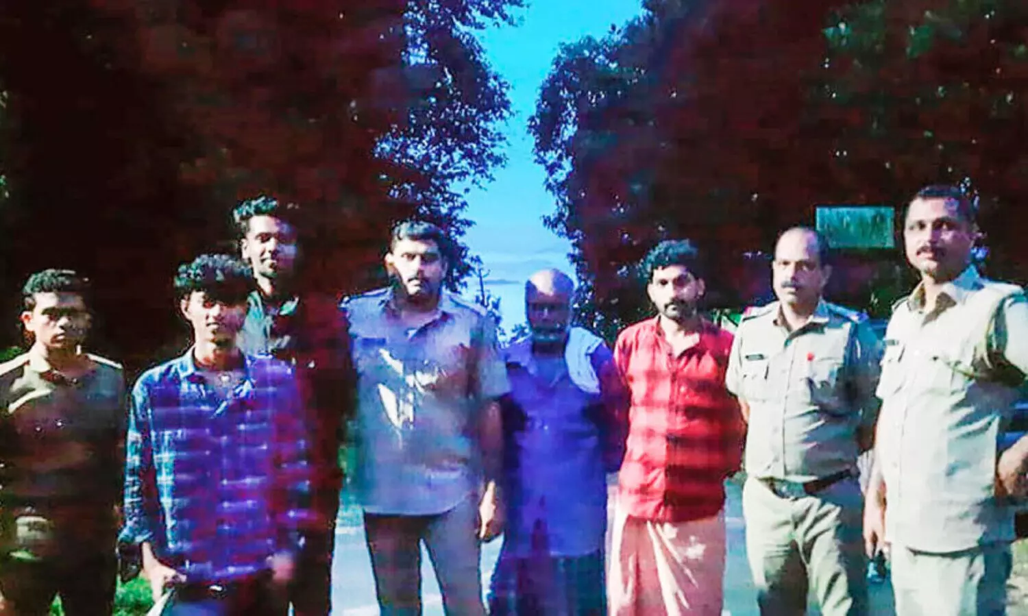 യുവാക്കൾ വനത്തിൽ കുടുങ്ങി; രക്ഷകരായി പൊലീസും നാട്ടുകാരും