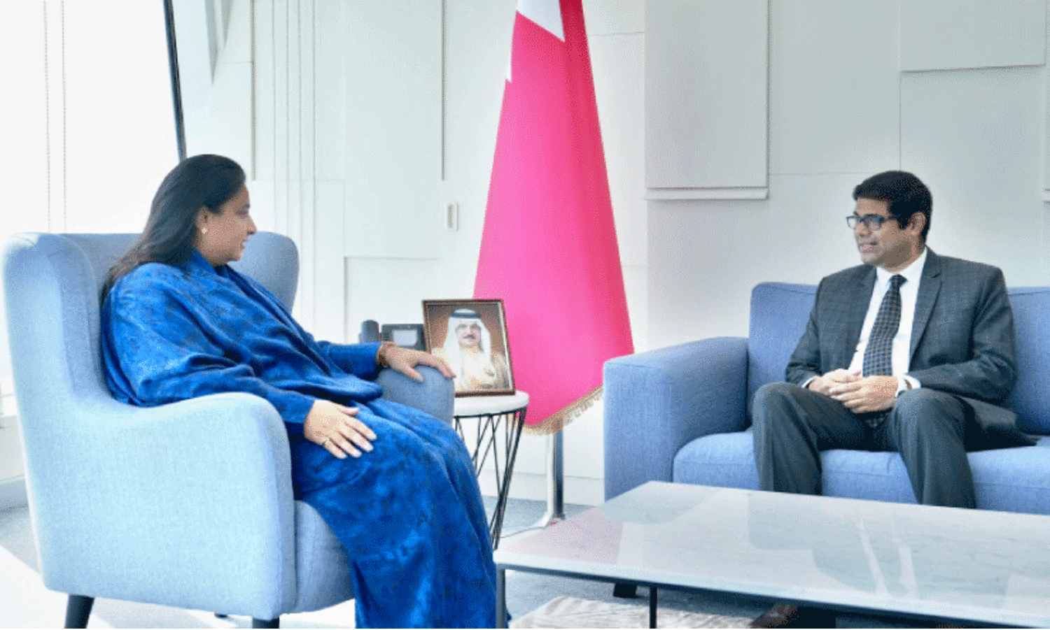 ഇ​ന്ത്യ​ൻ അം​ബാ​സ​ഡ​ർ വി​നോ​ദ് കെ. ​ജേ​ക്ക​ബ്,  ഡോ. ​ശൈ​ഖ റാ​ണ ബി​ൻ​ത് ഈ​സ ബി​ൻ ദൈ​ജ്  ആ​ൽ ഖ​ലീ​ഫ