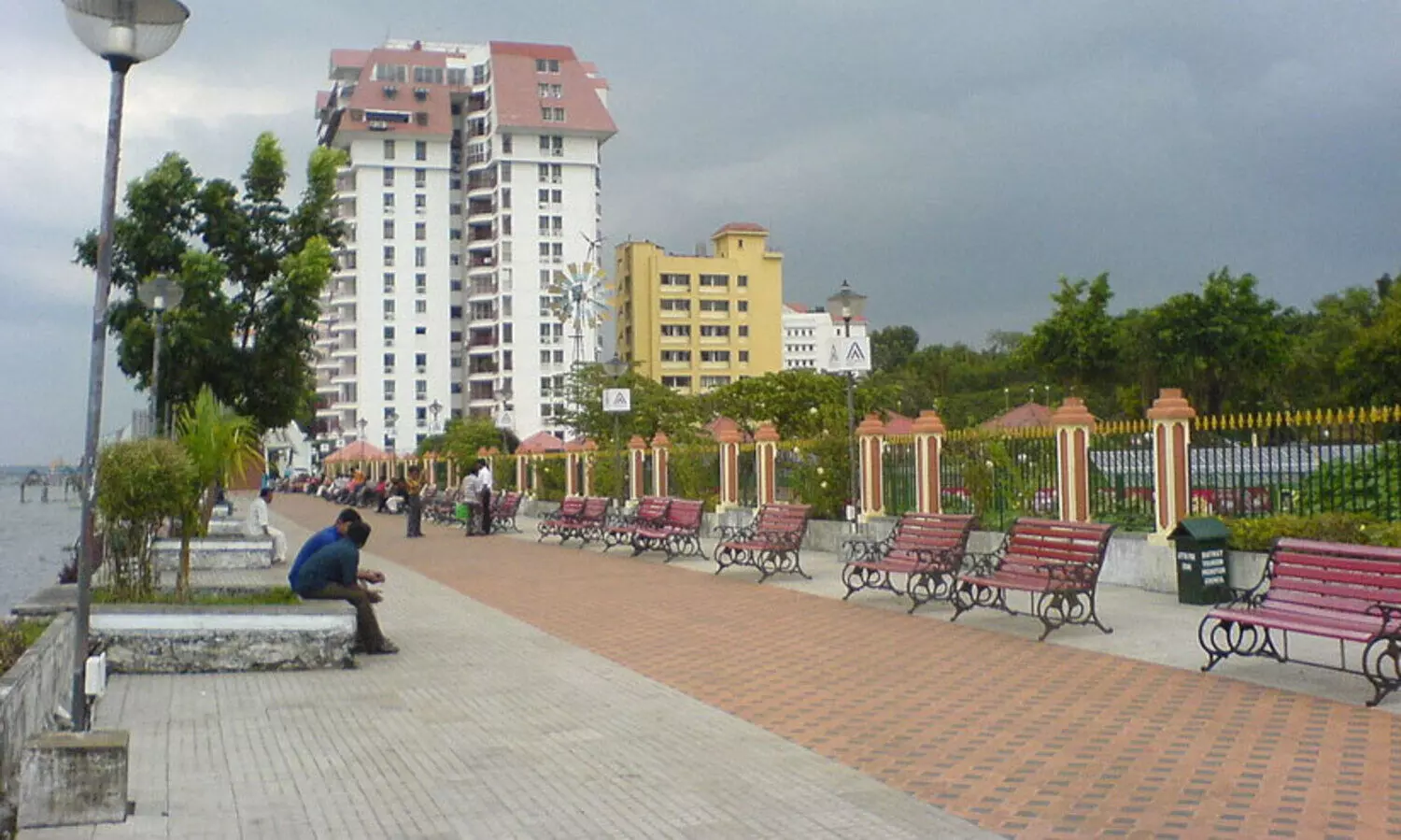 രാത്രി 10 മുതല്‍ രാവിലെ അഞ്ചുവരെ മറൈൻ ഡ്രൈവിൽ പ്രവേശനവിലക്ക്