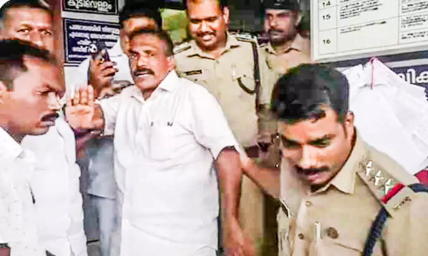 നെല്ലിക്കുഴി പഞ്ചായത്ത് അംഗത്തെ സെക്രട്ടറി അസഭ്യം പറഞ്ഞതായി പരാതി