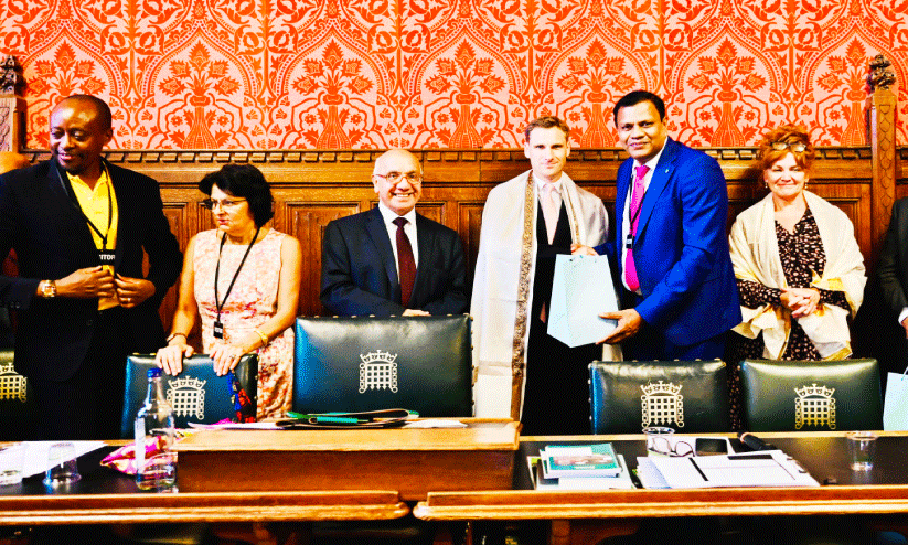 ബ്രി​ട്ടീ​ഷ് ക്രൈം, ​പൊ​ലീ​സി​ങ്, ഫ​യ​ർ വ​കു​പ്പ് സ​ഹ​മ​ന്ത്രി ക്രി​സ് ഫി​ൽ​പ്പി​ന് അ​ഫി അ​ഹ​മ്മ​ദ്​ ഉ​പ​ഹാ​രം ന​ല്‍കു​ന്നു