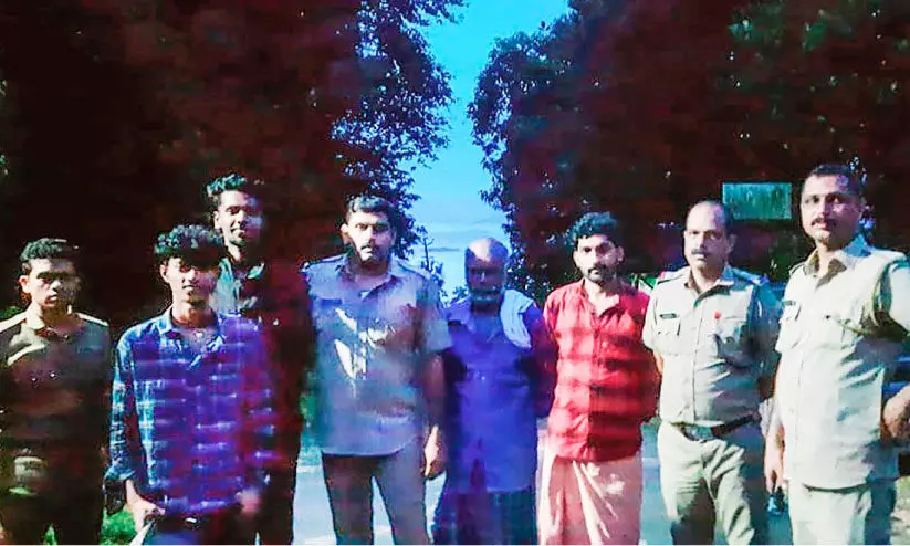 യുവാക്കൾ വനത്തിൽ കുടുങ്ങി; രക്ഷകരായി പൊലീസും നാട്ടുകാരും യുവാക്കൾ വനത്തിൽ കുടുങ്ങി; രക്ഷകരായി പൊലീസും നാട്ടുകാരും