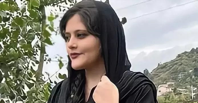 ശിരോവസ്ത്ര നിയമം കർശനമാക്കി ഇറാൻ; മഹ്സ അമിനി കൊല്ലപ്പെട്ട് ഒരു വർഷമാകുമ്പോഴാണ് പരിഷ്കാരം ശിരോവസ്ത്ര നിയമം കർശനമാക്കി ഇറാൻ; മഹ്സ അമിനി കൊല്ലപ്പെട്ട് ഒരു വർഷമാകുമ്പോഴാണ് പരിഷ്കാരം