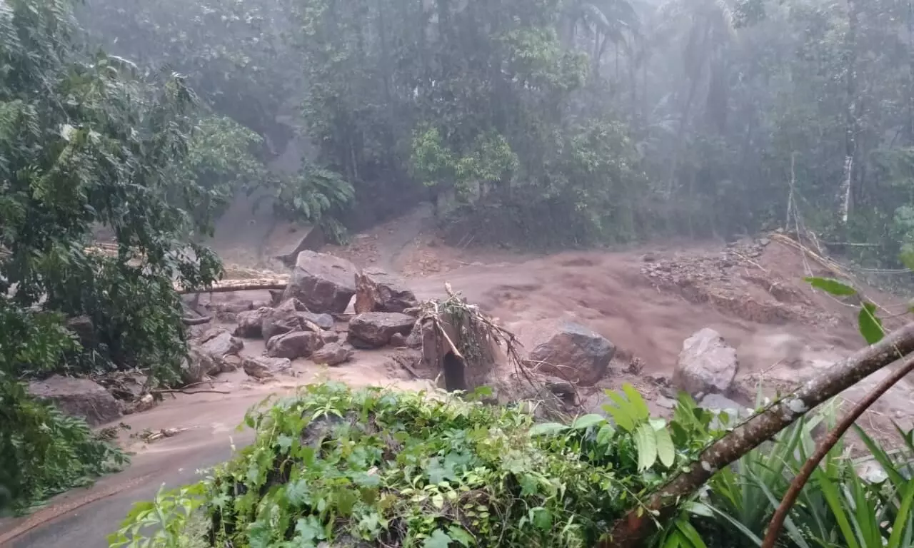കോട്ടയത്തെ മലയോരമേഖലയിൽ ഉരുൾപൊട്ടലും മണ്ണിടിച്ചിലും കോട്ടയത്തെ മലയോരമേഖലയിൽ ഉരുൾപൊട്ടലും മണ്ണിടിച്ചിലും