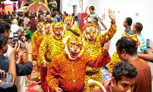 പു​ലി​ക​ളി