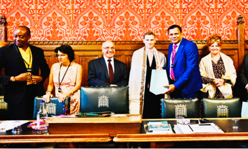 ബ്രി​ട്ടീ​ഷ് ക്രൈം, ​പൊ​ലീ​സി​ങ്, ഫ​യ​ർ വ​കു​പ്പ് സ​ഹ​മ​ന്ത്രി ക്രി​സ് ഫി​ൽ​പ്പി​ന് അ​ഫി അ​ഹ​മ്മ​ദ്​ ഉ​പ​ഹാ​രം ന​ല്‍കു​ന്നു