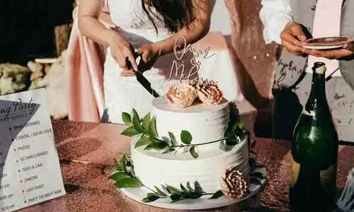 വരൻ കേക്ക് മുറിച്ച് മുഖത്ത് തേച്ചു; യുവതി വിവാഹത്തിൽ നിന്ന് പിൻമാറി