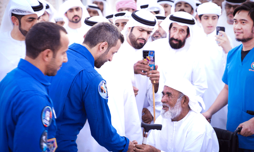 ജ​ന്മ​ഗ്രാ​മ​മാ​യ ഉ​മ്മു ഗ​ഫാ​യി​ൽ എ​ത്തി​യ സു​ൽ​ത്താ​ൻ അ​ൽ നി​യാ​ദി സ്വീ​ക​രി​ക്കാ​നെ​ത്തി​യ വ​യോ​ധി​ക​നോ​ട്​ സം​സാ​രി​ക്കു​ന്നു