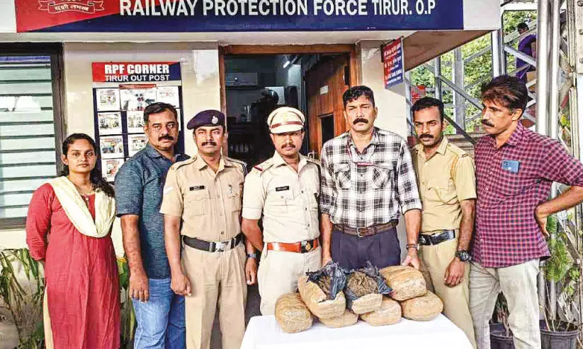 തിരൂരിൽ ട്രെയിനിൽനിന്ന് 14 കിലോ കഞ്ചാവ് പിടികൂടി