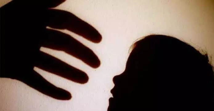 പ്രായപൂർത്തിയാകാത്ത കുട്ടിയെ ലൈംഗികമായി പീഡിപ്പിച്ചു; നാട്ടുകാർ കട അടിച്ചുതകർത്തു പ്രായപൂർത്തിയാകാത്ത കുട്ടിയെ ലൈംഗികമായി പീഡിപ്പിച്ചു; നാട്ടുകാർ കട അടിച്ചുതകർത്തു