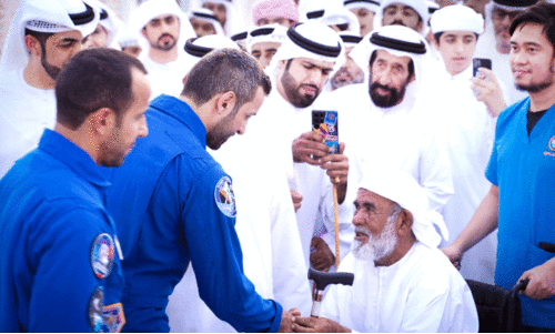 ജ​ന്മ​ഗ്രാ​മ​മാ​യ ഉ​മ്മു ഗ​ഫാ​യി​ൽ എ​ത്തി​യ സു​ൽ​ത്താ​ൻ അ​ൽ നി​യാ​ദി സ്വീ​ക​രി​ക്കാ​നെ​ത്തി​യ വ​യോ​ധി​ക​നോ​ട്​ സം​സാ​രി​ക്കു​ന്നു