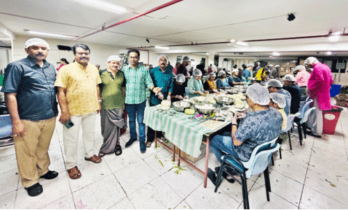 കേ​ര​ളീ​യ സ​മാ​ജ​ത്തി​ലെ ഓ​ണ​സ​ദ്യ​യു​ടെ ഒ​രു​ക്കം  പ​ഴ​യി​ടം മോ​ഹ​ന​ൻ ന​മ്പൂ​തി​രി​യും സ​മാ​ജം പ്ര​സി​ഡ​ന്റ്   പി.​വി. രാ​ധാ​കൃ​ഷ്ണ​പി​ള്ള​യും വി​ല​യി​രു​ത്തു​ന്നു