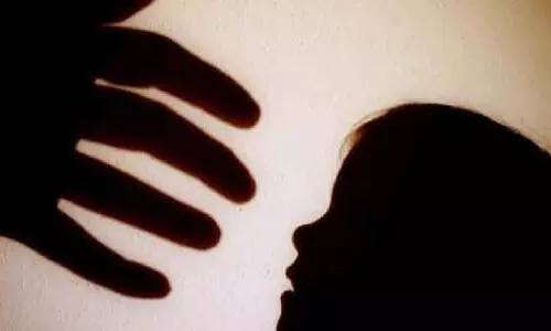 പ്രായപൂർത്തിയാകാത്ത കുട്ടിയെ ലൈംഗികമായി പീഡിപ്പിച്ചു; നാട്ടുകാർ കട അടിച്ചുതകർത്തു