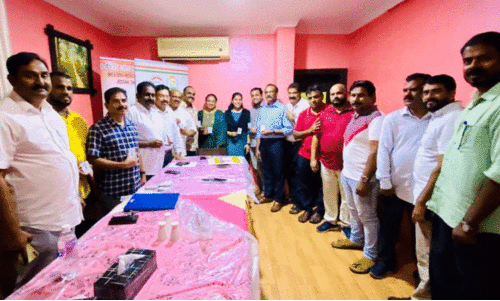 ഒ.​ഐ.​സി.​സി പ​ത്ത​നം​തി​ട്ട ജി​ല്ല ക​മ്മി​റ്റി അം​ഗ​ത്വ കാ​ർ​ഡു​ക​ളു​ടെ വി​ത​ര​ണോ​ദ്ഘാ​ട​നം സ​ക്കീ​ർ ഹു​സൈ​ൻ എ​ട​വ​ണ്ണ നി​ർ​വ​ഹി​ക്കു​ന്നു